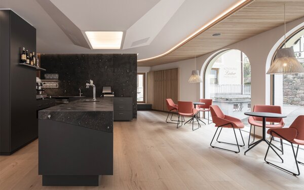 Designové židle Monk Sled Base Armchair