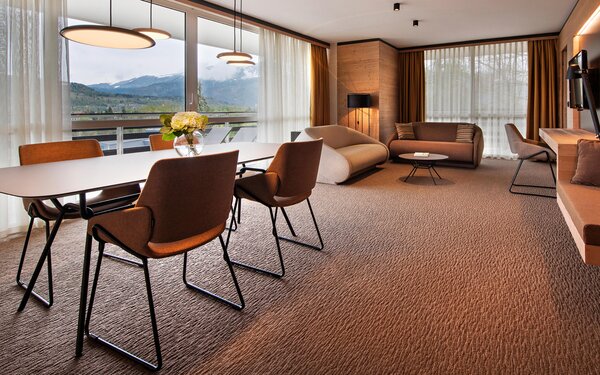 Designové židle Monk Sled Base Armchair