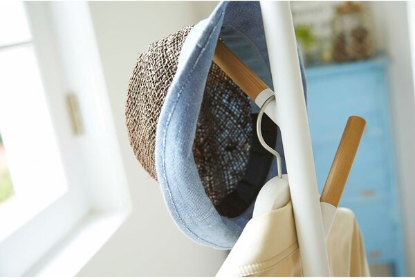 Bílý stojací věšák s detaily z bukového dřeva YAMAZAKI Plain Pole Hanger