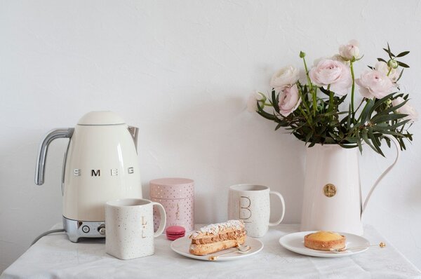 Krémová rychlovarná konvice z nerezové oceli 1,7 l Retro Style – SMEG