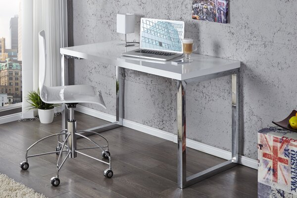 Moderní psací stůl Linear s bílou lesklou deskou a hranatým kovovým nohama ve stříbrné chromové úpravě 120 cm