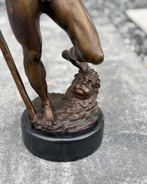 Bronzová socha Neptun podle Giambologni