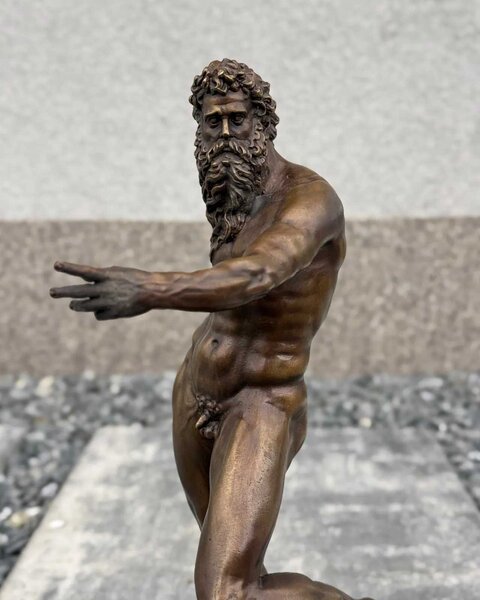 Bronzová socha Neptun podle Giambologni