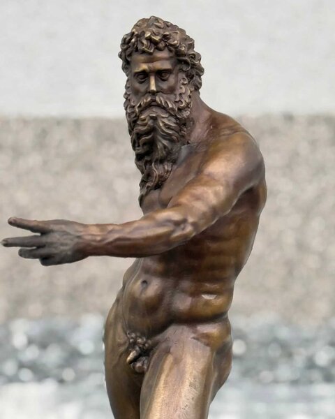 Bronzová socha Neptun podle Giambologni