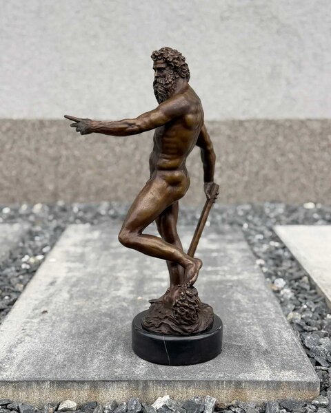 Bronzová socha Neptun podle Giambologni