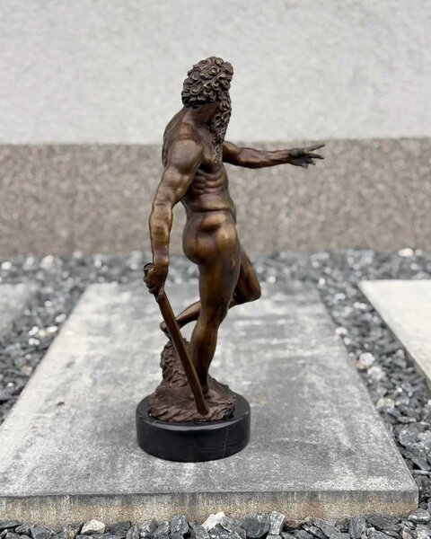 Bronzová socha Neptun podle Giambologni