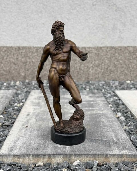 Bronzová socha Neptun podle Giambologni