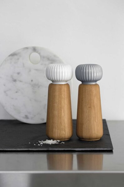 Mlýnek z dubového dřeva na koření s šedomodrým detailem z porcelánu Kähler Design Hammershoi, výška 17,5 cm
