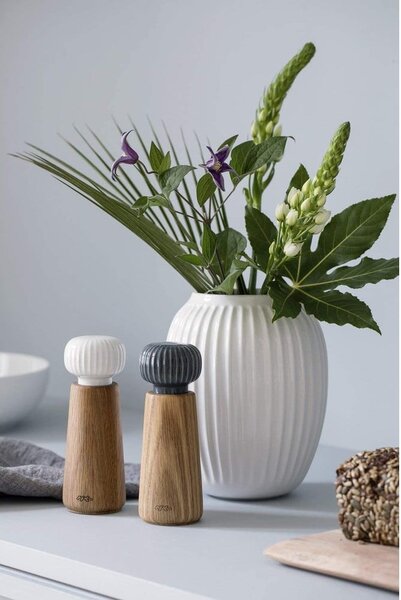 Mlýnek z dubového dřeva na koření s šedomodrým detailem z porcelánu Kähler Design Hammershoi, výška 17,5 cm