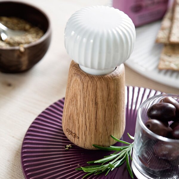 Mlýnek z dubového dřeva na koření s bílým detailem z porcelánu Kähler Design Hammershoi, výška 13 cm