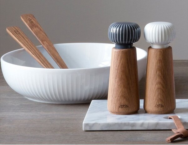 Mlýnek z dubového dřeva na koření s šedomodrým detailem z porcelánu Kähler Design Hammershoi, výška 17,5 cm