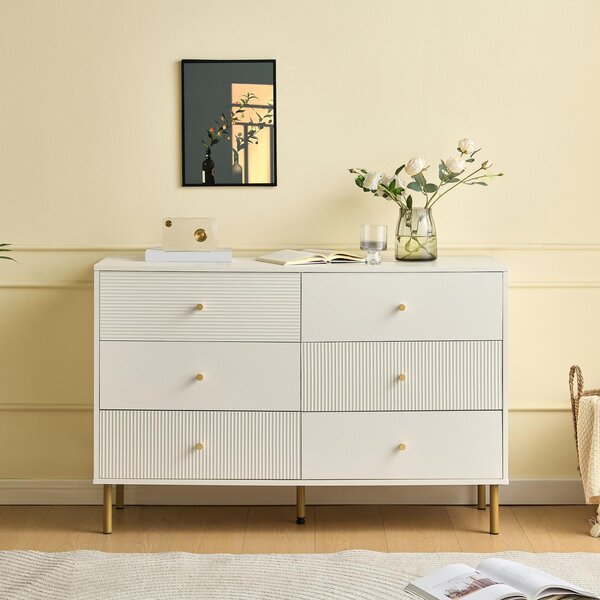 Komoda Fortuna Lai se 6 zásuvkami v bílé barvě - Moderní úložná skříňka s úchytkami ze slitiny zinku a ocelovými nožkami, 120x40x78 cm - Do ložnice, obývacího pokoje a předsíně