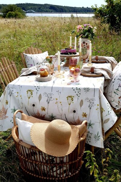 Krémový bavlněný ubrus s divokými květy Aix Wild Flowers - 140*240 cm - Chic Antique