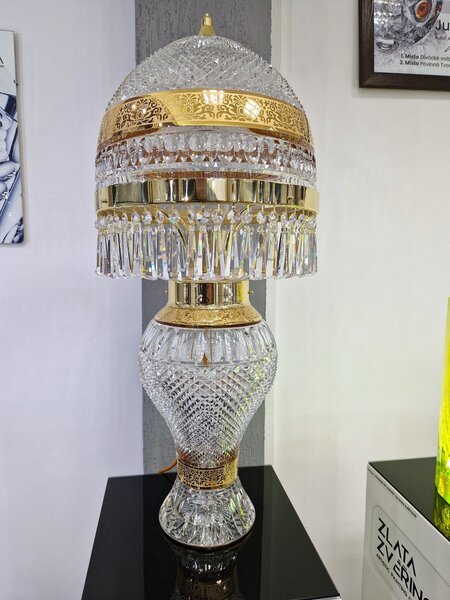 Aleš Zvěřina - Studio AZ-DESIGN Vysoká stolní lampa z masivního křišťálového skla zdobená 24karátovým zlatem TL-karin-125406-GOLD