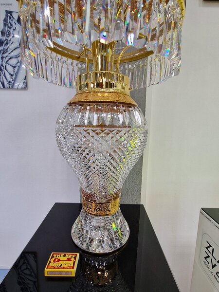 Aleš Zvěřina - Studio AZ-DESIGN Vysoká stolní lampa z masivního křišťálového skla zdobená 24karátovým zlatem TL-karin-125406-GOLD