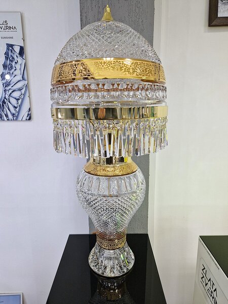 Aleš Zvěřina - Studio AZ-DESIGN Vysoká stolní lampa z masivního křišťálového skla zdobená 24karátovým zlatem TL-karin-125406-GOLD