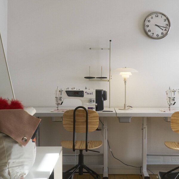 Louis Poulsen Stolní lampa PH 3/2, lesklá béžová, Ø 28 cm, Krémová / jantar, Obývací pokoj / jídelna, Mosaz, Design