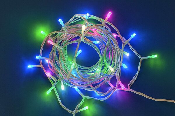 Venkovní LED vánoční řetěz - různobarevná, 100m, 1000 LED, bílý kabel
