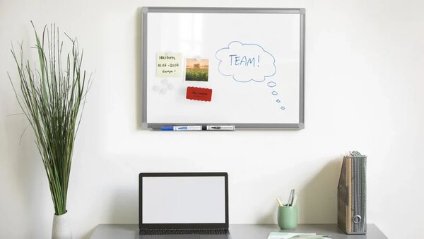 Bílá popisovací magnetická tabule 60x40 cm v hliníkovým rámu + sada příslušenství – TM IDEA® série Flex C764