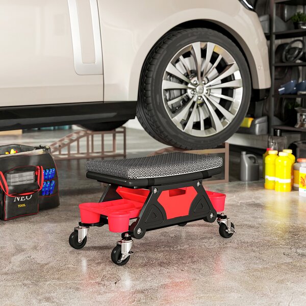 HOMCOM Mobilní pracovní stolička, max. nosnost 135 kg, mechanická stolička s 360° otáčivými koly, skluzavkami na nářadí a zásuvkou, pojízdné sedadlo p