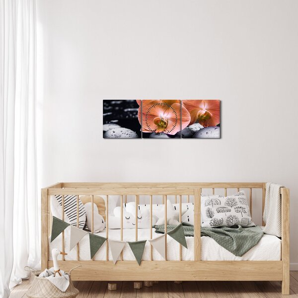 Obraz - Oranžová orchidej s palmovými listy (s hodinami) (90x30 cm)