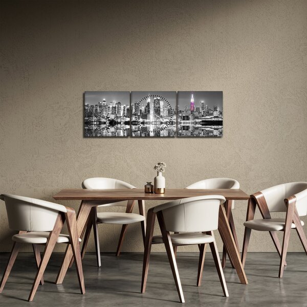 Obraz - New York a fialový mrakodrap (s hodinami) (90x30 cm)