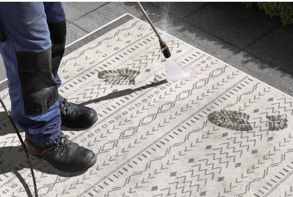 Šedo-krémový venkovní koberec NORTHRUGS Kuba, 250 x 80 cm