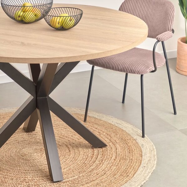 Dubový jídelní stůl Kave Home Argo 120 cm s černou kovovou podnoží