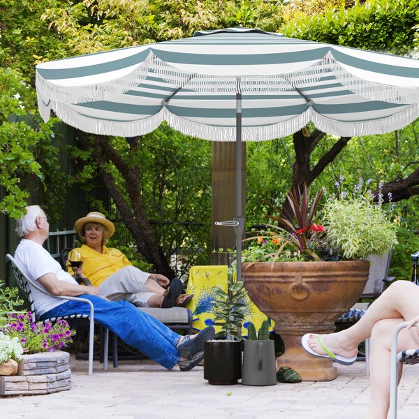 Outsunny Zahradní Slunečník s Obloukovým Úhlem Ø2,7 x 2,4 m s Kličkou pro Otevírání a Zavírání, třásně, 180 g/m² UV Ochrana UPF 30+, Ideální na Balkon