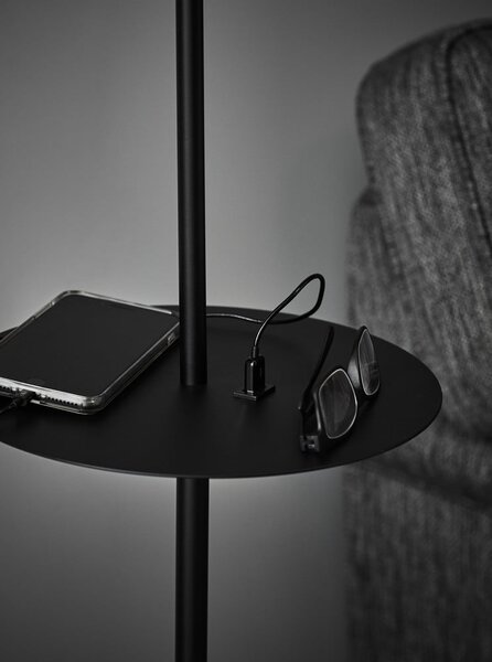 Černá volně stojící lampa s odkládacím prostorem Markslöjd Linear