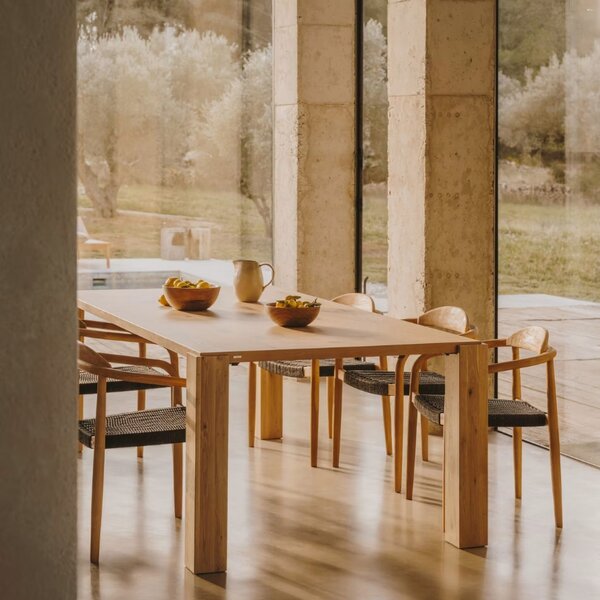 Dřevěná jídelní židle Kave Home Nina s černým výpletem