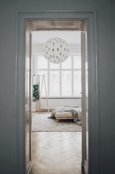 Stojan na oblečení z borovicového dřeva Hongi - Karup Design