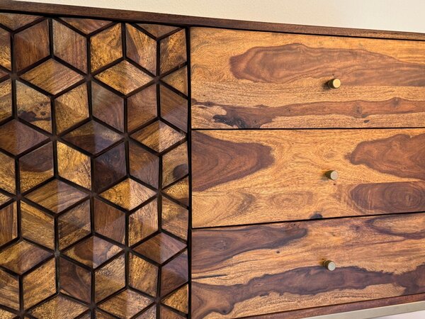 WOHNLING Komoda z masivního dřeva sheesham, 180 cm, s 2 dvířky a 3 zásuvkami, moderní design s geometrickým vzorem, komoda do obývacího pokoje a jídelny