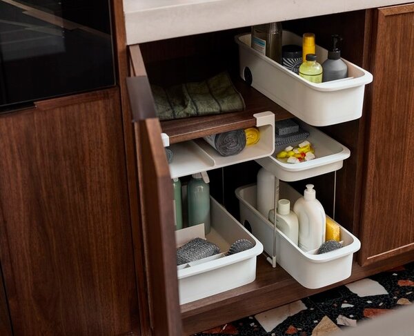 Organizér na čisticí prostředky a utěrky do skříně CupboardStore Joseph Joseph