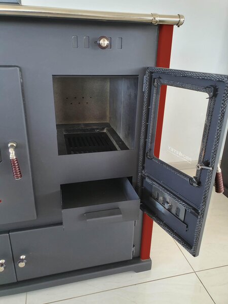 Sporák na dřevo Praktik Lux Eco s litinovou varnou deskou a troubou - jmenovitý výkon 9,5 kW - červené boční panely - energetická třída A+