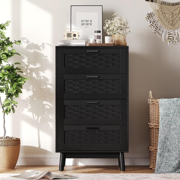 UnboxG Černá komoda 55×40×95 cm – 4 PVC zásuvky s ratanovým vzhledem, dřevěné desky E1, nohy z kaučukového dřeva, úložný prostor do ložnice nebo obývacího pokoje