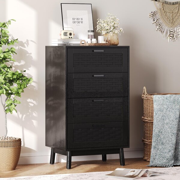 UnboxG Černá komoda 55×40×95 cm – 4 PVC zásuvky s ratanovým vzhledem, dřevěné desky E1, nohy z kaučukového dřeva, úložný prostor do ložnice nebo obývacího pokoje