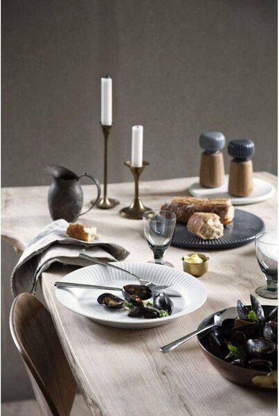 Mlýnek z dubového dřeva na koření s tmavě modrým detailem z porcelánu Kähler Design Hammershoi, výška 13 cm