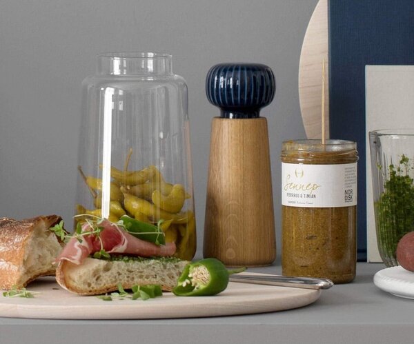 Mlýnek z dubového dřeva na koření s tmavě modrým detailem z porcelánu Kähler Design Hammershoi, výška 17,5 cm