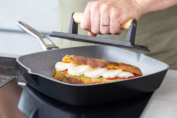 Litinový steak press MasterClass 21 cm | Těžítko na maso MCGRILLPRESS