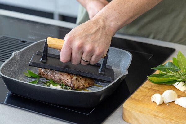Litinový steak press MasterClass 21 cm | Těžítko na maso MCGRILLPRESS