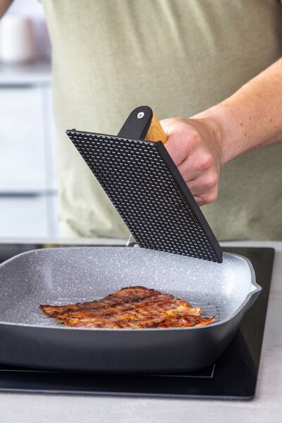 Litinový steak press MasterClass 21 cm | Těžítko na maso MCGRILLPRESS