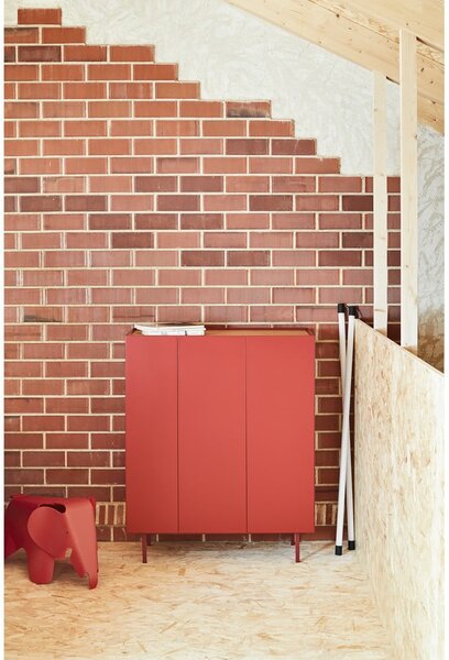 Červená vysoká komoda v dekoru dubu 95x120 cm Arista – Teulat