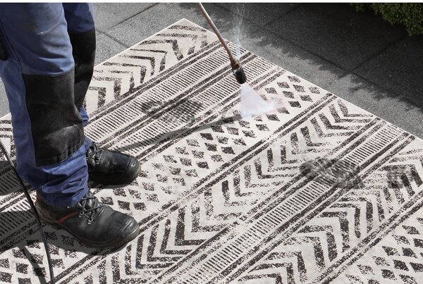 Černo-krémový venkovní koberec NORTHRUGS Biri, 80 x 350 cm