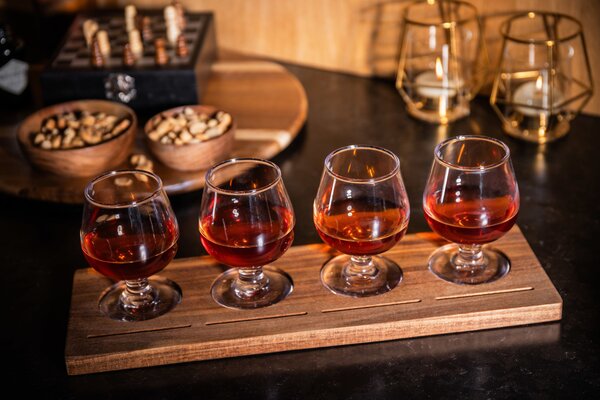 BarCraft degustační sada sklenic 4× 150 ml se servírovacím prkénkem – sada na piva, cidery, rum i destiláty