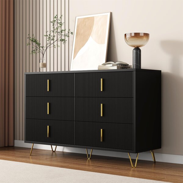 Elegantní příborník v moderním designu, komoda s velkým úložným prostorem a zlatými úchytkami