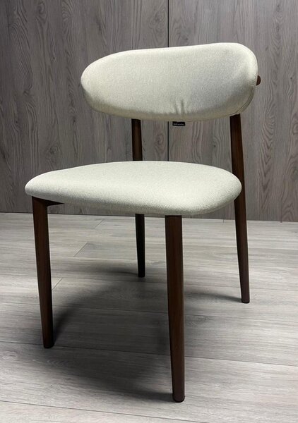 Bežová čalouněná jídelní židle, moderní, pohodlná, robustní, ergonomická, kuchyně, obývací pokoj, vysoký komfort sezení, stabilní kovové nohy, vnitřní použití