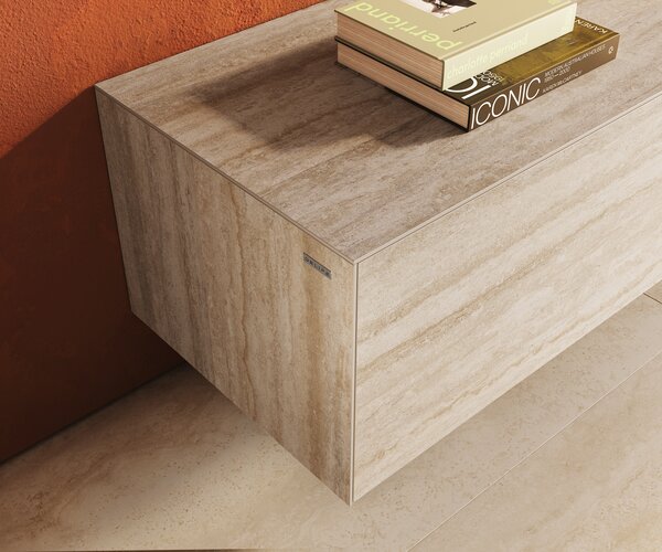 DELIFE TV stolek Cuor 220 cm keramika Laminam® Travertino Bianco krémově bílá 1 výklopná dvířka 2 zásuvky závěsný