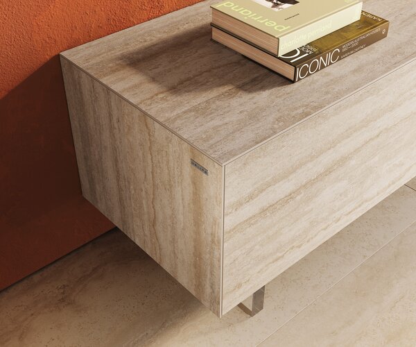 DELIFE TV stolek Cuor 220 cm keramika Laminam® Travertino Bianco krémově bílá 1 výklopná dvířka 2 zásuvky podnož závěsná akrylglas
