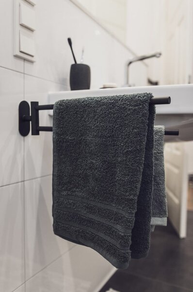 Matně černý nástěnný držák na ručníky z nerezové oceli Bosio – Wenko